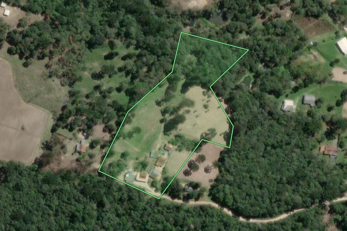 Imagem de satélite do imóvel rural em Agudos do Sul (PR), com o contorno declarado no CAR desenhado por cima.