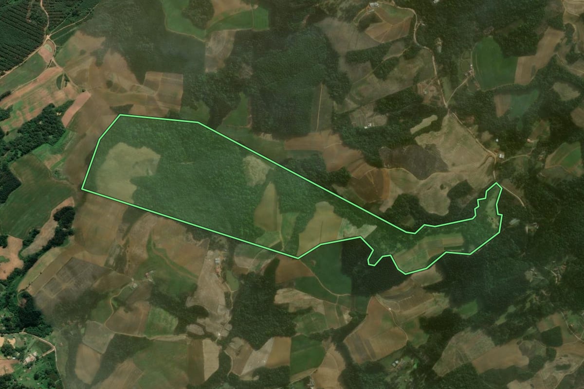 Imagem de satélite do imóvel rural em Agudos do Sul (PR), com o contorno declarado no CAR desenhado por cima.