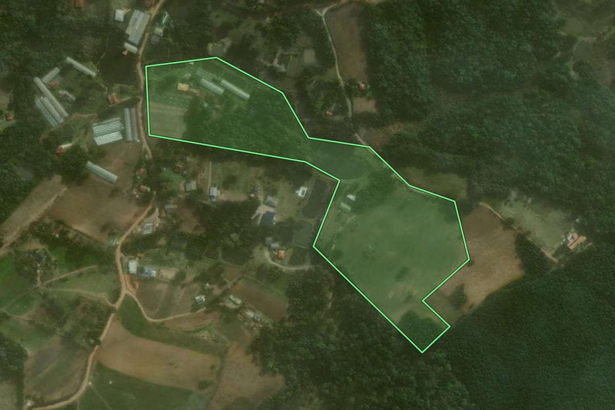 Imagem de satélite do imóvel rural em Agudos do Sul (PR), com o contorno declarado no CAR desenhado por cima.