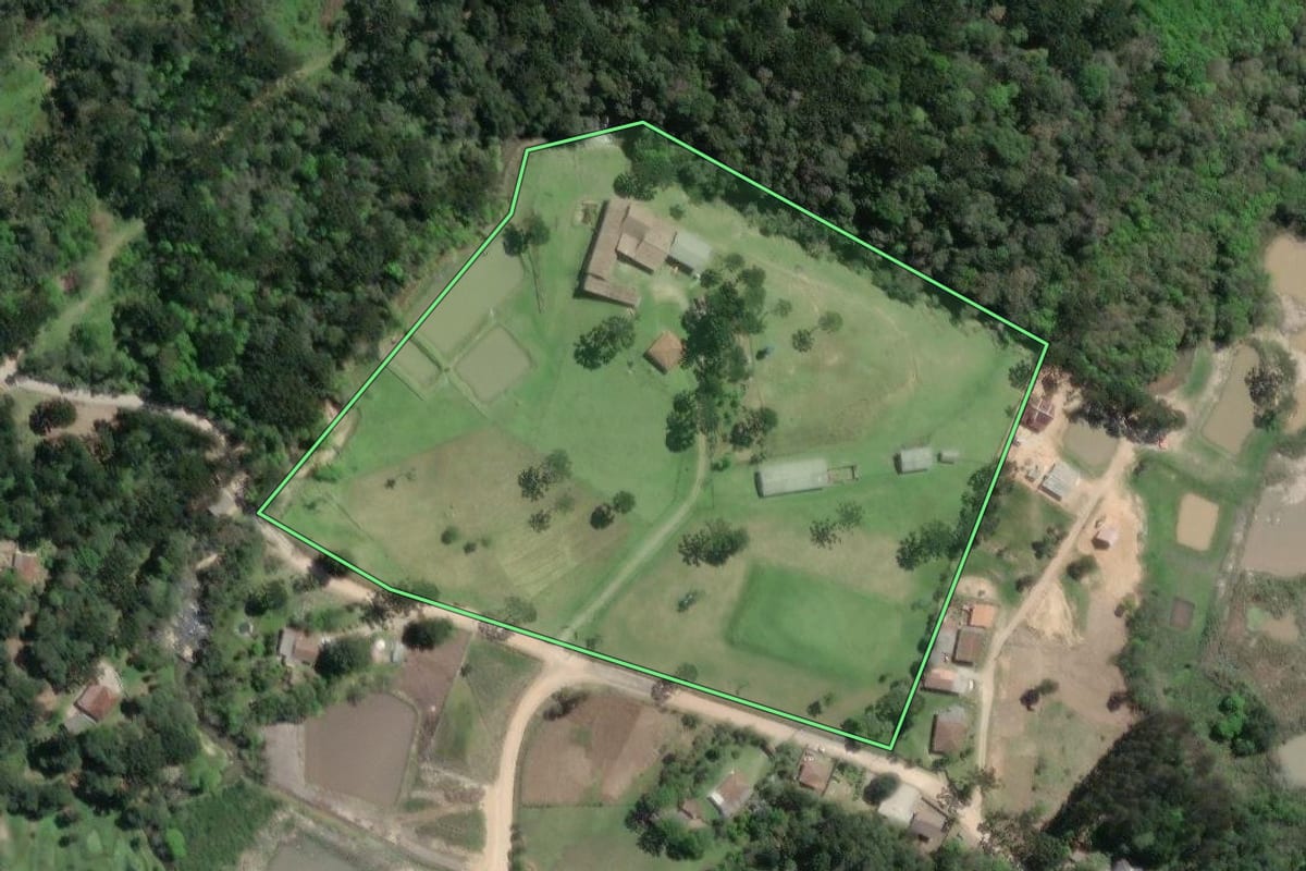Imagem de satélite do imóvel rural em Agudos do Sul (PR), com o contorno declarado no CAR desenhado por cima.