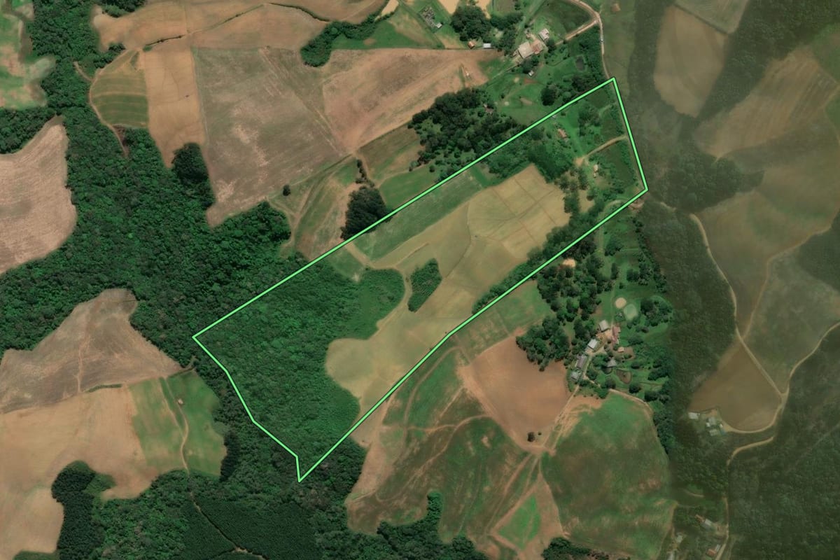 Imagem de satélite do imóvel rural em Agudos do Sul (PR), com o contorno declarado no CAR desenhado por cima.