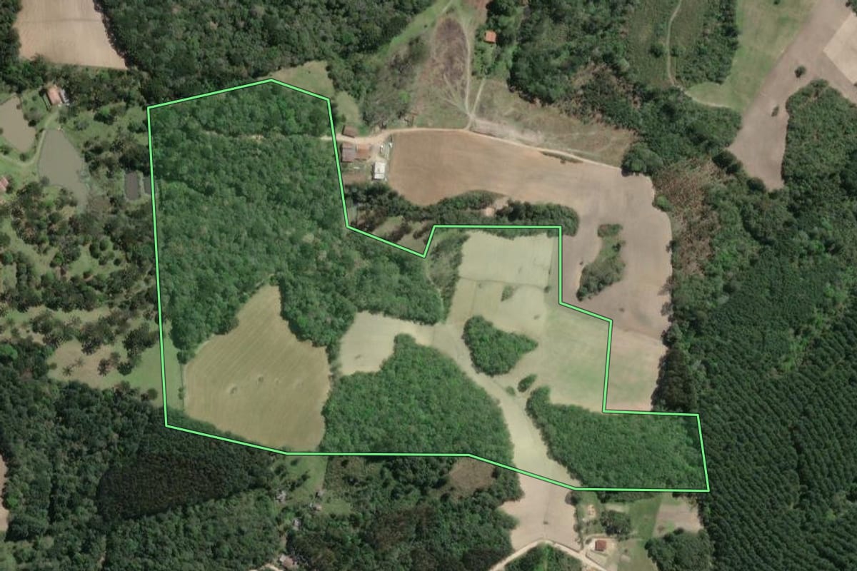Imagem de satélite do imóvel rural em Agudos do Sul (PR), com o contorno declarado no CAR desenhado por cima.