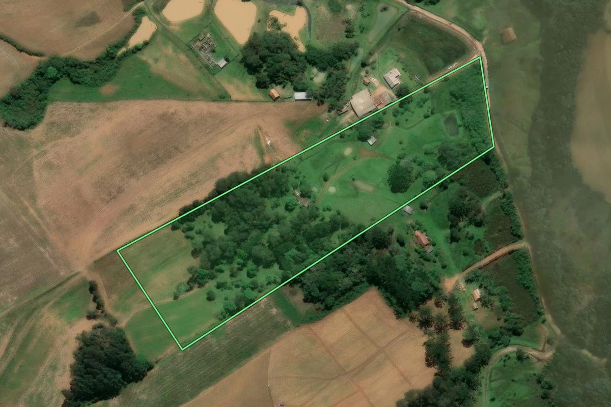 Imagem de satélite do imóvel rural em Agudos do Sul (PR), com o contorno declarado no CAR desenhado por cima.