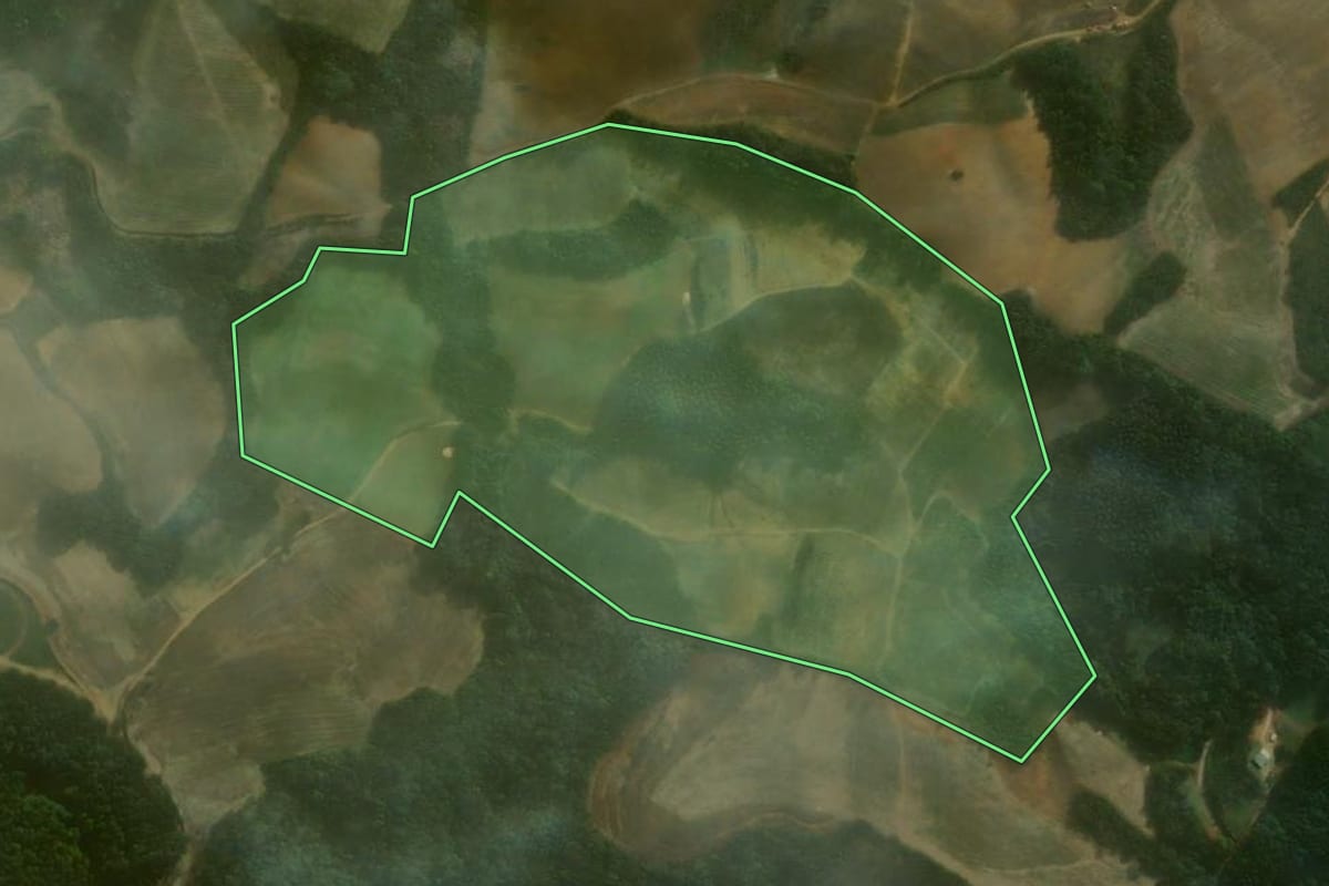 Imagem de satélite do imóvel rural em Agudos do Sul (PR), com o contorno declarado no CAR desenhado por cima.