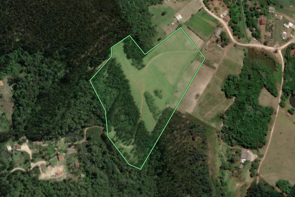 Imagem de satélite do imóvel rural em Agudos do Sul (PR), com o contorno declarado no CAR desenhado por cima.