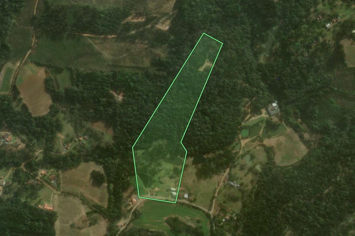 Imagem de satélite do imóvel rural em Agudos do Sul (PR), com o contorno declarado no CAR desenhado por cima.