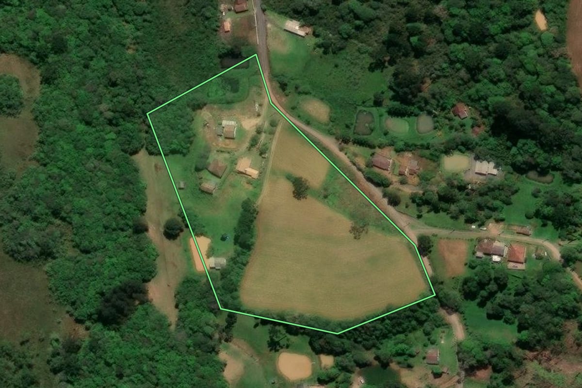 Imagem de satélite do imóvel rural em Agudos do Sul (PR), com o contorno declarado no CAR desenhado por cima.