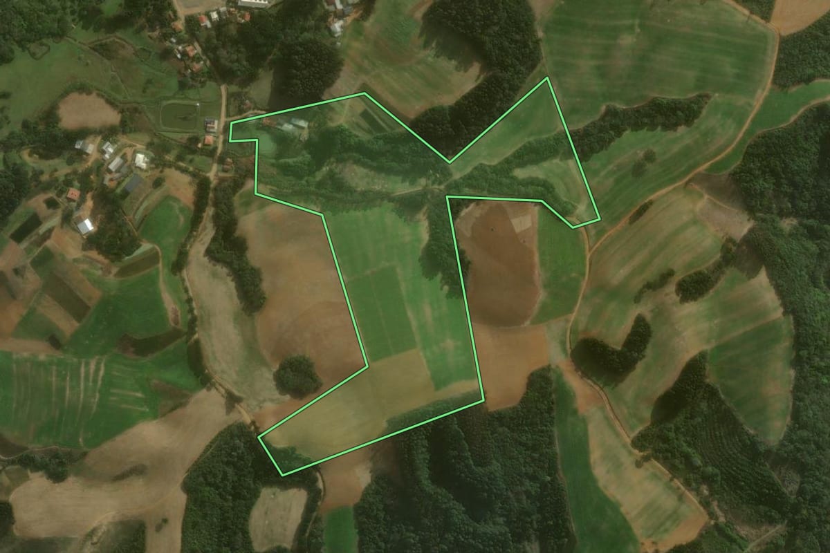 Imagem de satélite do imóvel rural em Agudos do Sul (PR), com o contorno declarado no CAR desenhado por cima.