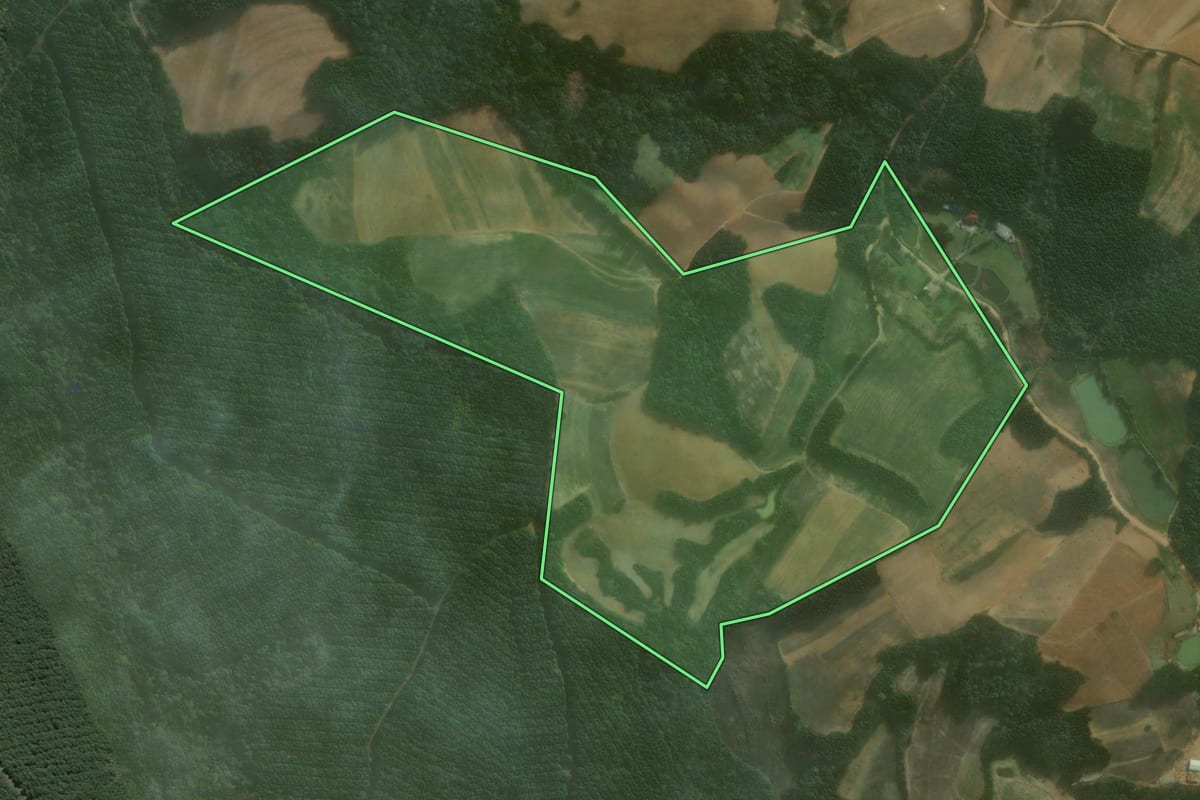 Imagem de satélite do imóvel rural em Agudos do Sul (PR), com o contorno declarado no CAR desenhado por cima.