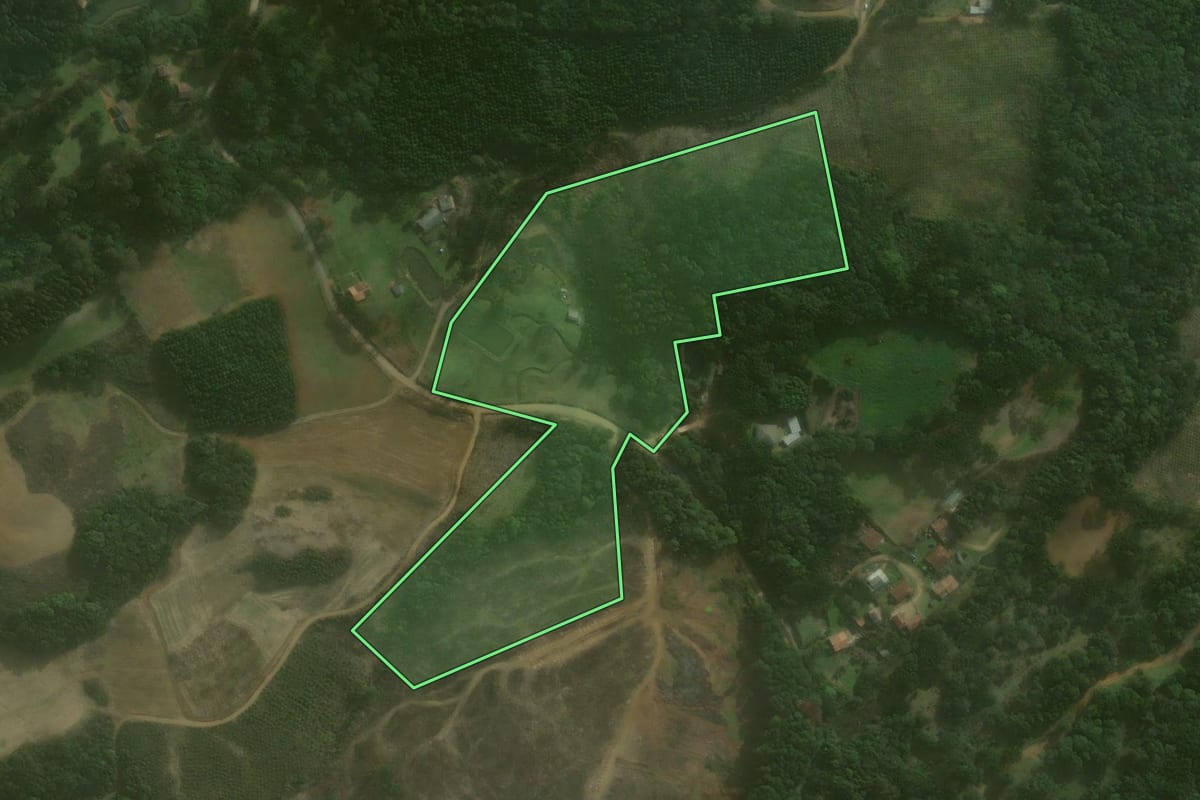 Imagem de satélite do imóvel rural em Agudos do Sul (PR), com o contorno declarado no CAR desenhado por cima.