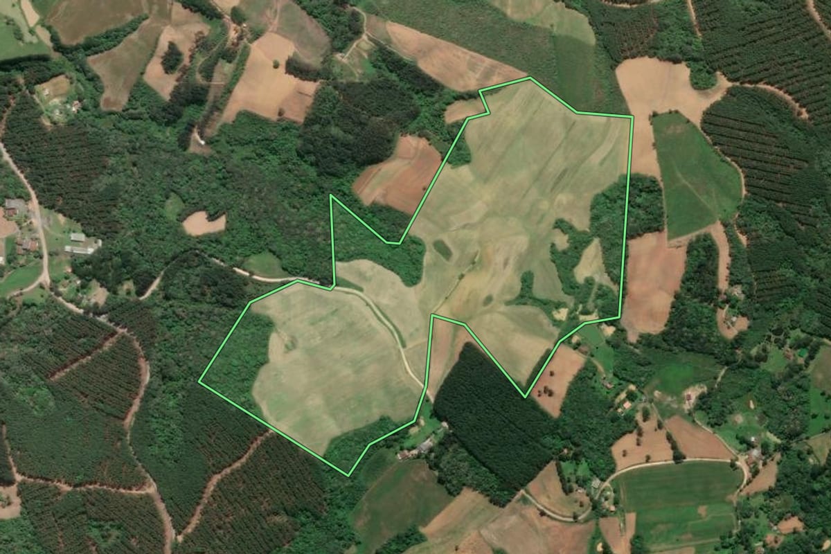 Imagem de satélite do imóvel rural em Agudos do Sul (PR), com o contorno declarado no CAR desenhado por cima.