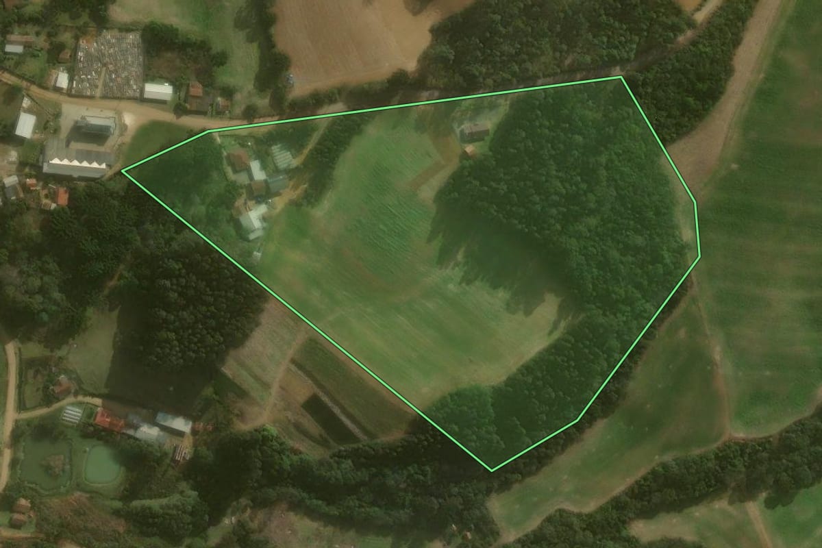 Imagem de satélite do imóvel rural em Agudos do Sul (PR), com o contorno declarado no CAR desenhado por cima.