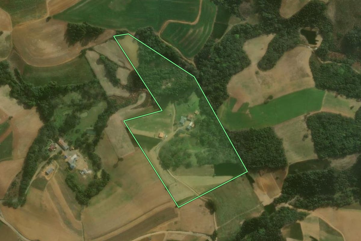 Imagem de satélite do imóvel rural em Agudos do Sul (PR), com o contorno declarado no CAR desenhado por cima.