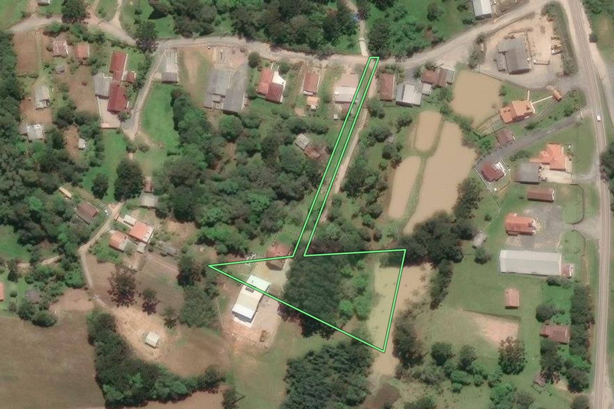 Imagem de satélite do imóvel rural em Agudos do Sul (PR), com o contorno declarado no CAR desenhado por cima.