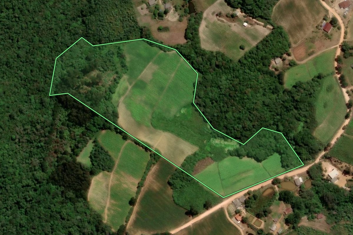 Imagem de satélite do imóvel rural em Agudos do Sul (PR), com o contorno declarado no CAR desenhado por cima.