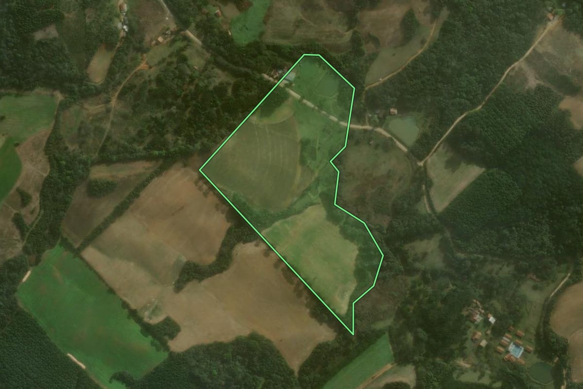 Imagem de satélite do imóvel rural em Agudos do Sul (PR), com o contorno declarado no CAR desenhado por cima.