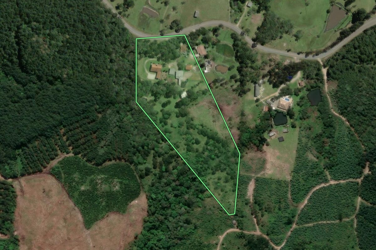 Imagem de satélite do imóvel rural em Agudos do Sul (PR), com o contorno declarado no CAR desenhado por cima.