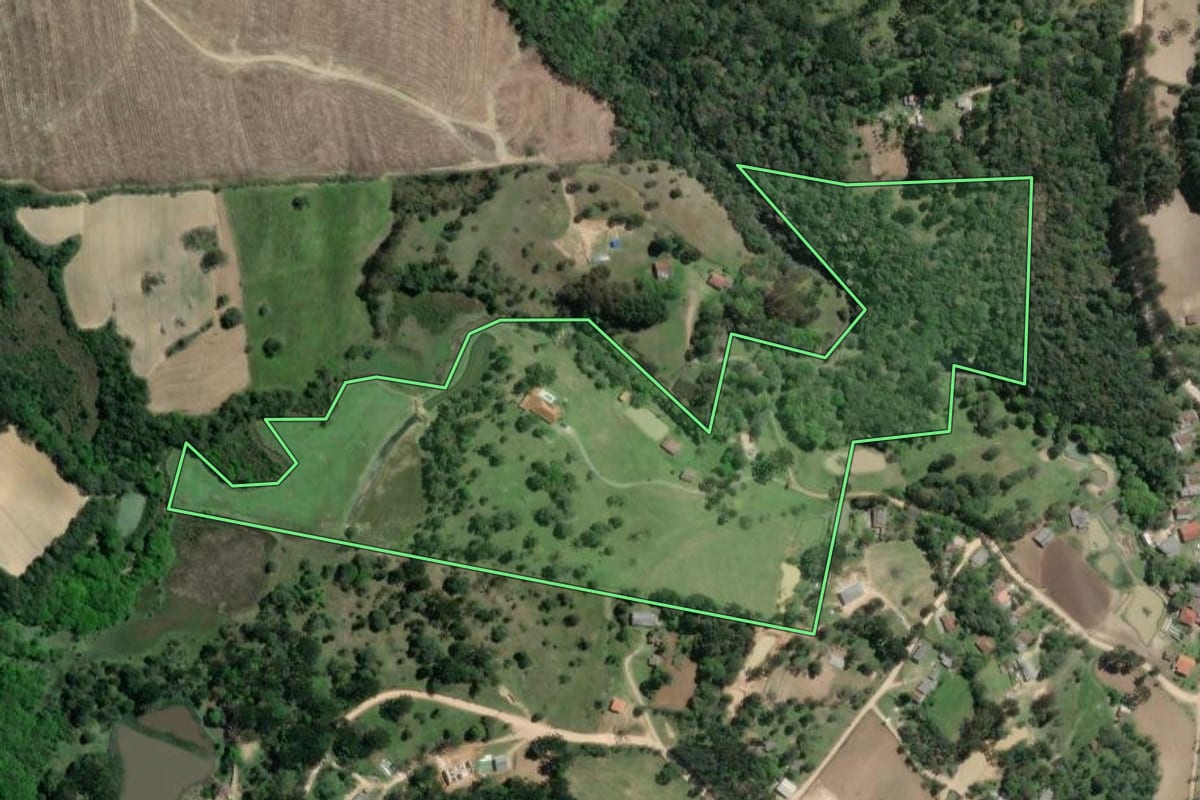 Imagem de satélite do imóvel rural em Agudos do Sul (PR), com o contorno declarado no CAR desenhado por cima.