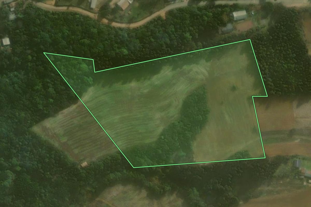 Imagem de satélite do imóvel rural em Agudos do Sul (PR), com o contorno declarado no CAR desenhado por cima.