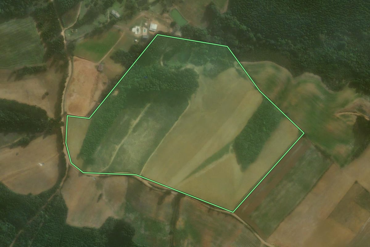 Imagem de satélite do imóvel rural em Agudos do Sul (PR), com o contorno declarado no CAR desenhado por cima.
