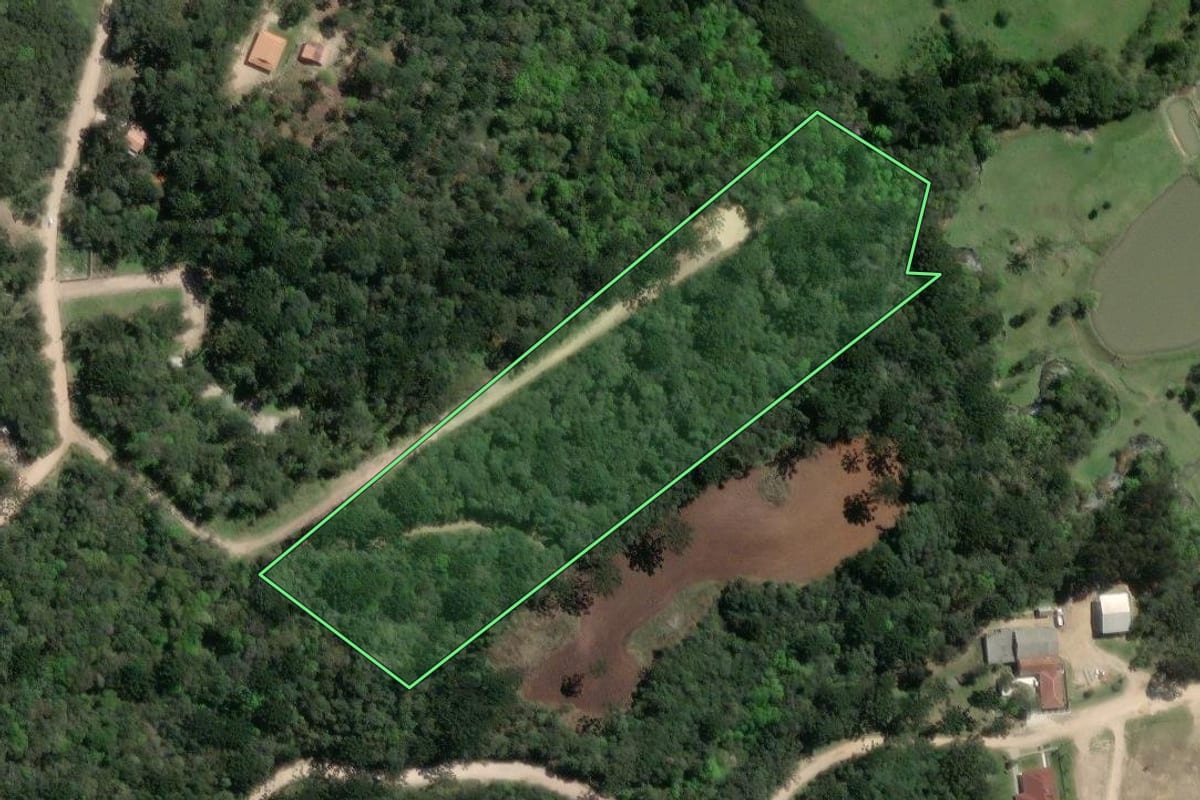 Imagem de satélite do imóvel rural em Agudos do Sul (PR), com o contorno declarado no CAR desenhado por cima.