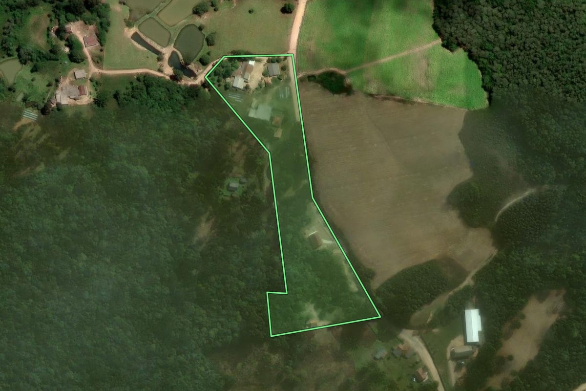 Imagem de satélite do imóvel rural em Agudos do Sul (PR), com o contorno declarado no CAR desenhado por cima.