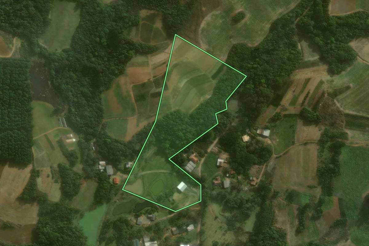 Imagem de satélite do imóvel rural em Agudos do Sul (PR), com o contorno declarado no CAR desenhado por cima.