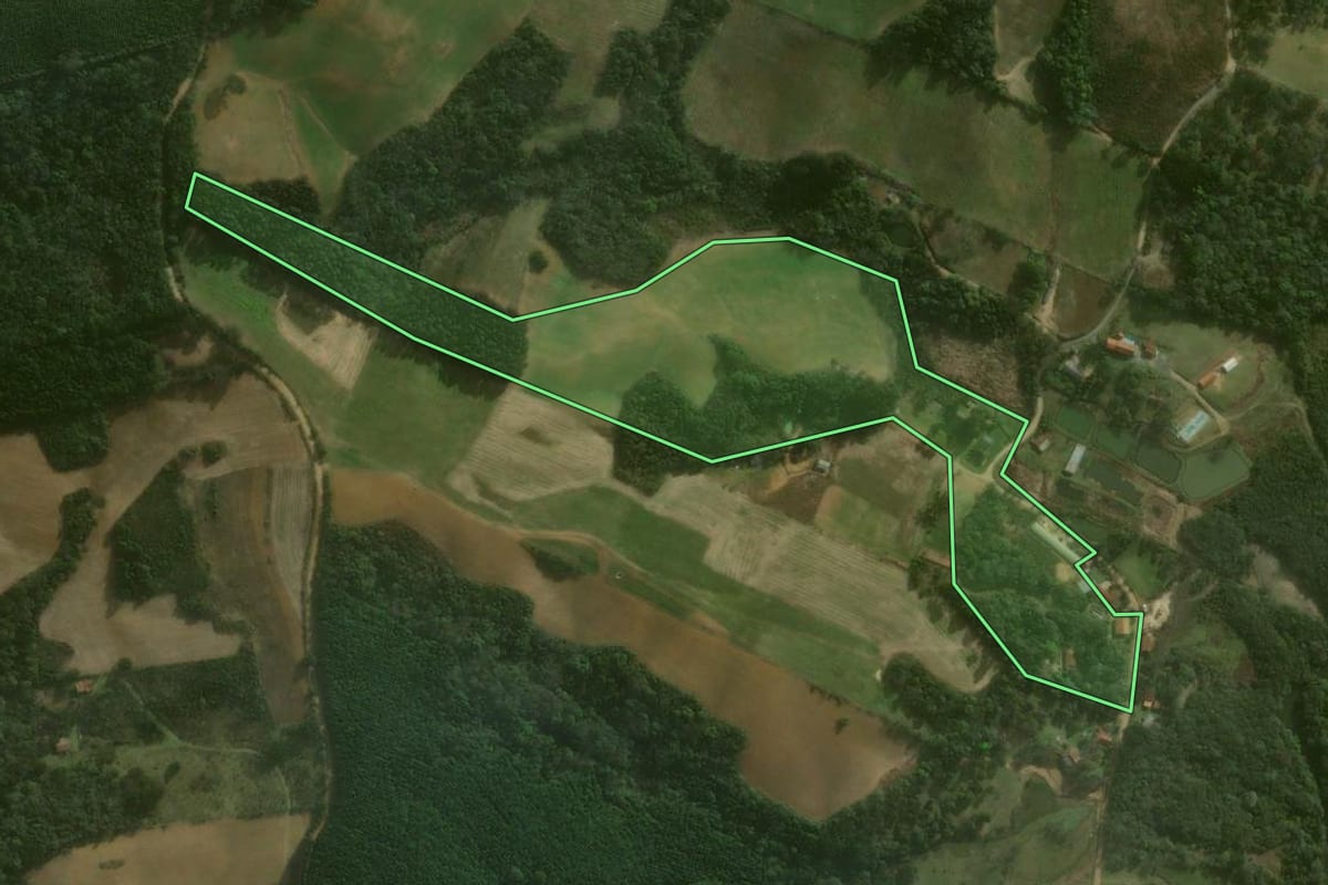 Imagem de satélite do imóvel rural em Agudos do Sul (PR), com o contorno declarado no CAR desenhado por cima.
