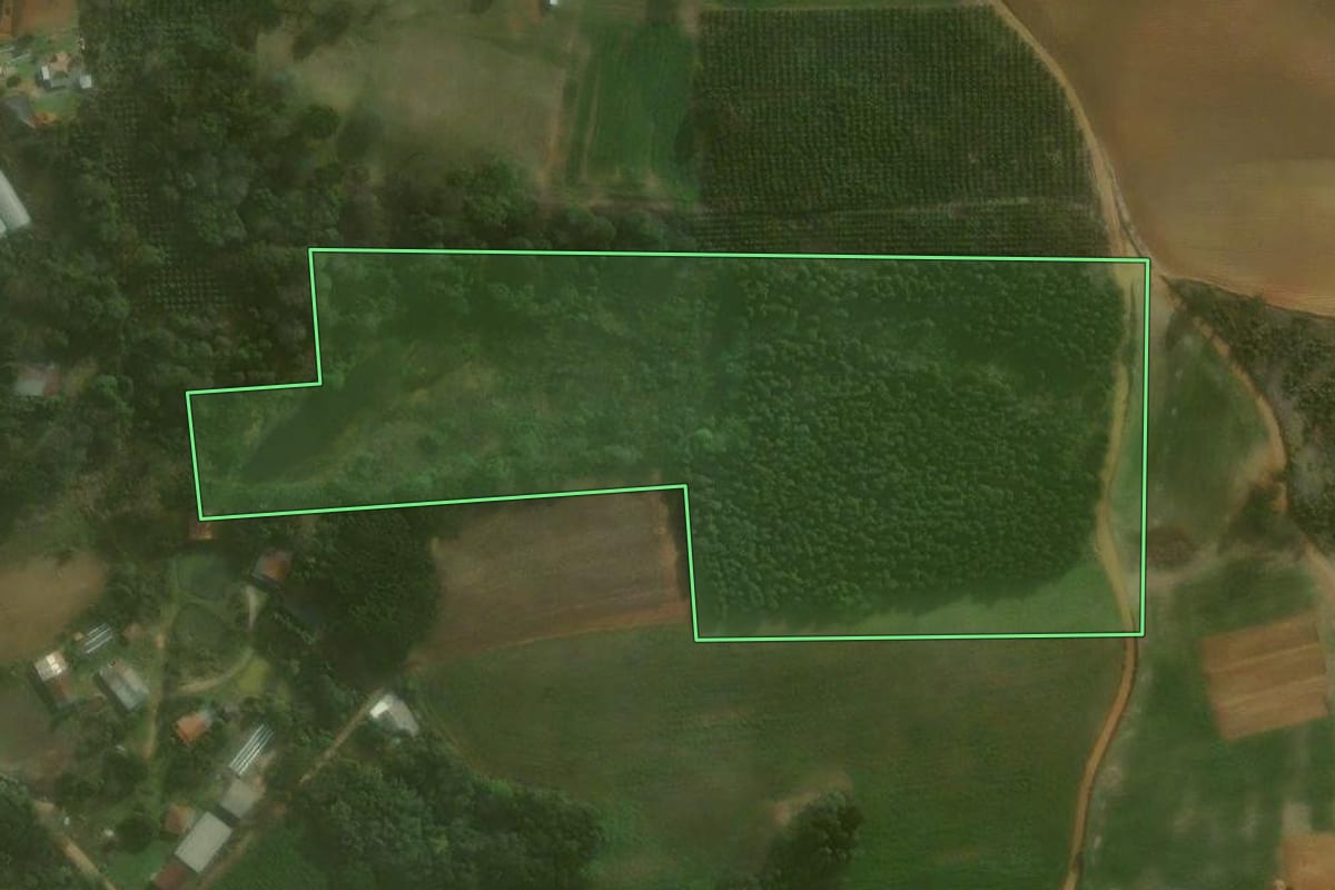 Imagem de satélite do imóvel rural em Agudos do Sul (PR), com o contorno declarado no CAR desenhado por cima.