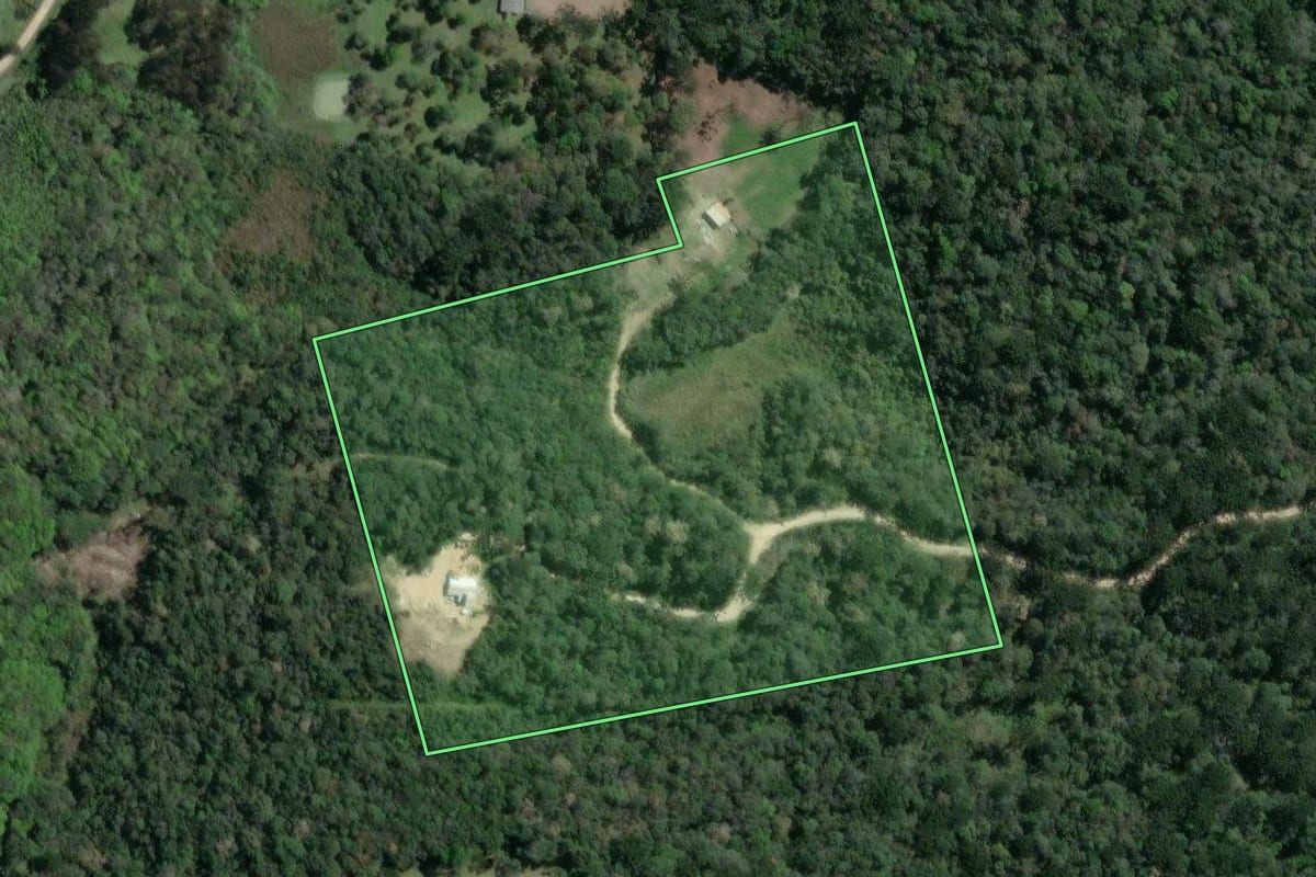Imagem de satélite do imóvel rural em Agudos do Sul (PR), com o contorno declarado no CAR desenhado por cima.