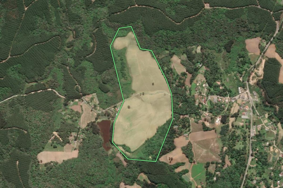 Imagem de satélite do imóvel rural em Agudos do Sul (PR), com o contorno declarado no CAR desenhado por cima.