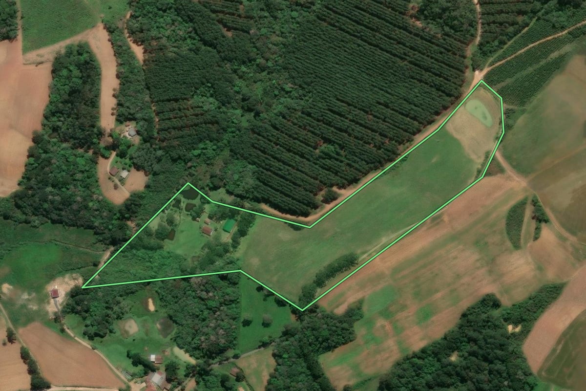 Imagem de satélite do imóvel rural em Agudos do Sul (PR), com o contorno declarado no CAR desenhado por cima.