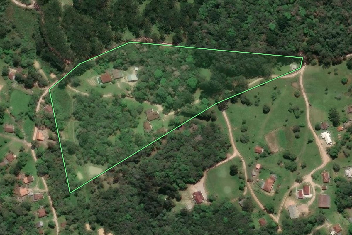 Imagem de satélite do imóvel rural em Agudos do Sul (PR), com o contorno declarado no CAR desenhado por cima.