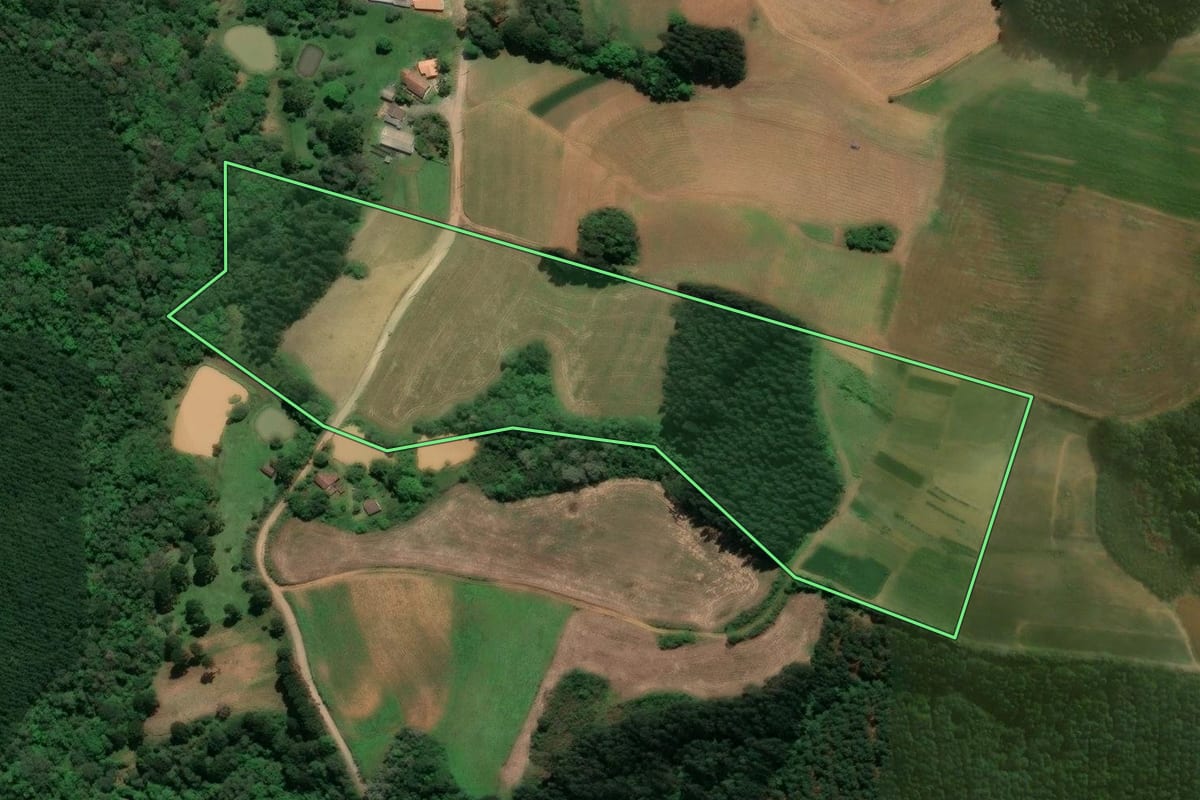Imagem de satélite do imóvel rural em Agudos do Sul (PR), com o contorno declarado no CAR desenhado por cima.