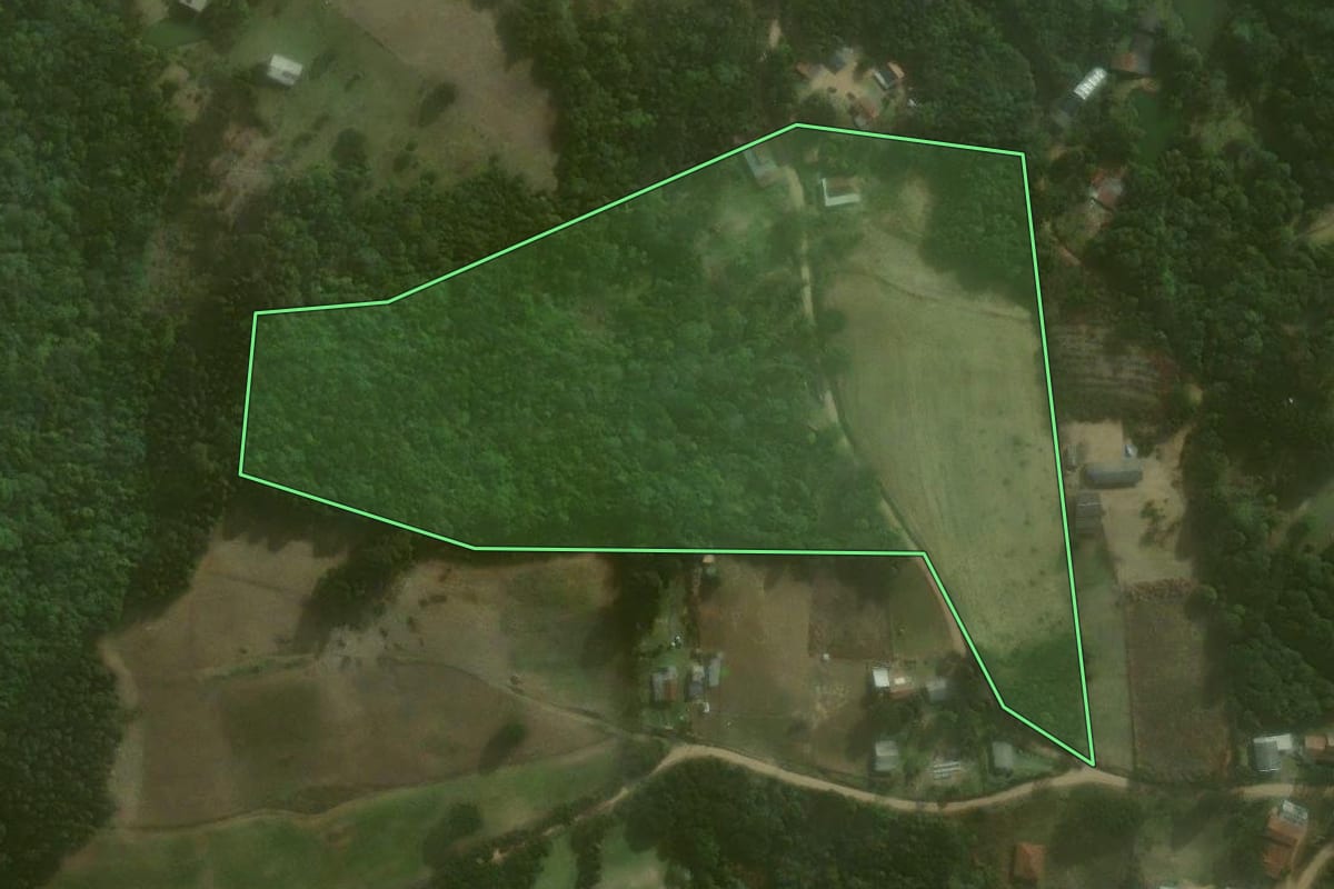 Imagem de satélite do imóvel rural em Agudos do Sul (PR), com o contorno declarado no CAR desenhado por cima.