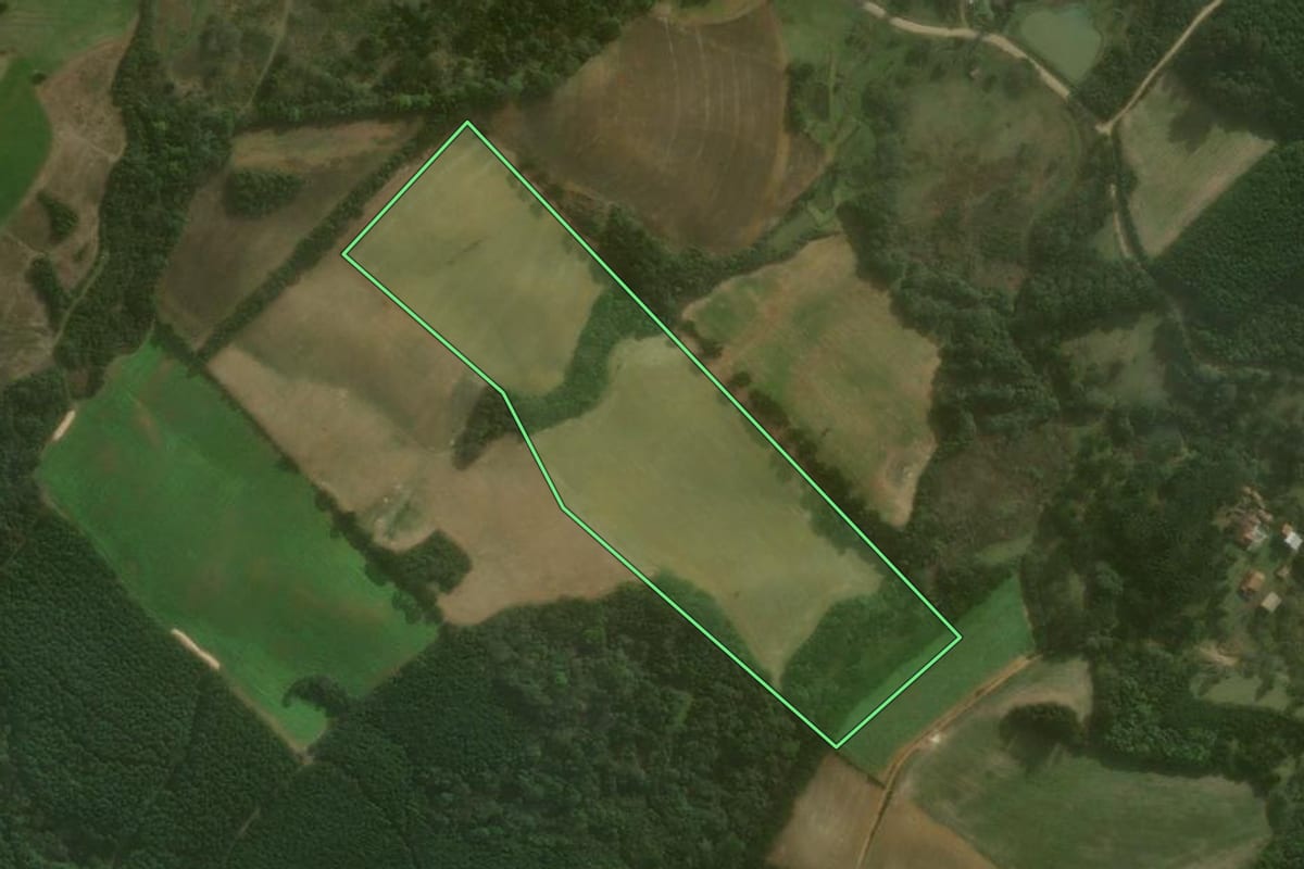 Imagem de satélite do imóvel rural em Agudos do Sul (PR), com o contorno declarado no CAR desenhado por cima.