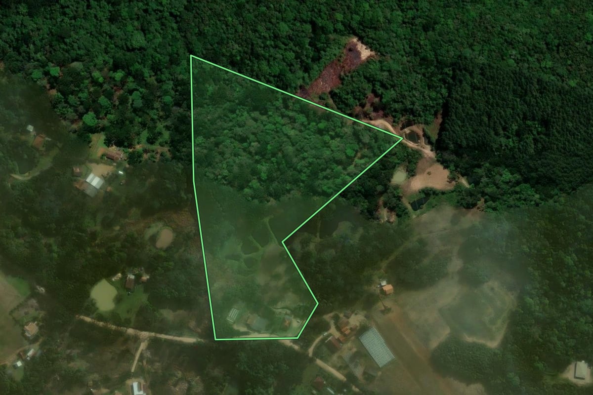 Imagem de satélite do imóvel rural em Agudos do Sul (PR), com o contorno declarado no CAR desenhado por cima.