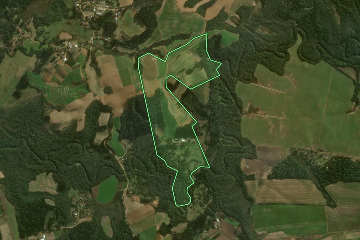Imagem de satélite do imóvel rural em Agudos do Sul (PR), com o contorno declarado no CAR desenhado por cima.
