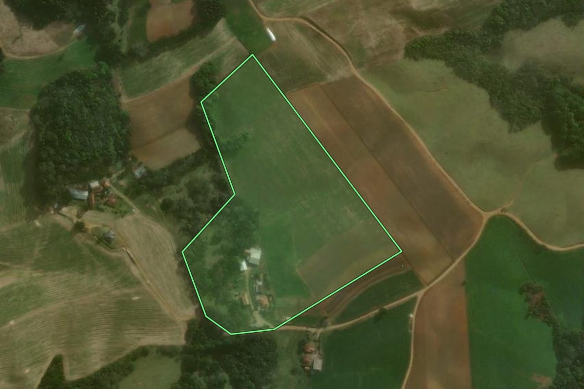 Imagem de satélite do imóvel rural em Agudos do Sul (PR), com o contorno declarado no CAR desenhado por cima.