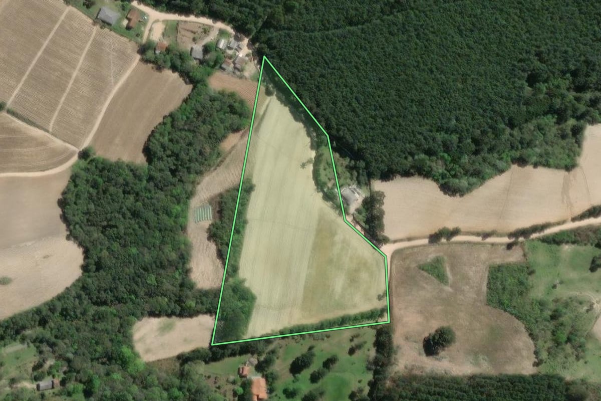 Imagem de satélite do imóvel rural em Agudos do Sul (PR), com o contorno declarado no CAR desenhado por cima.