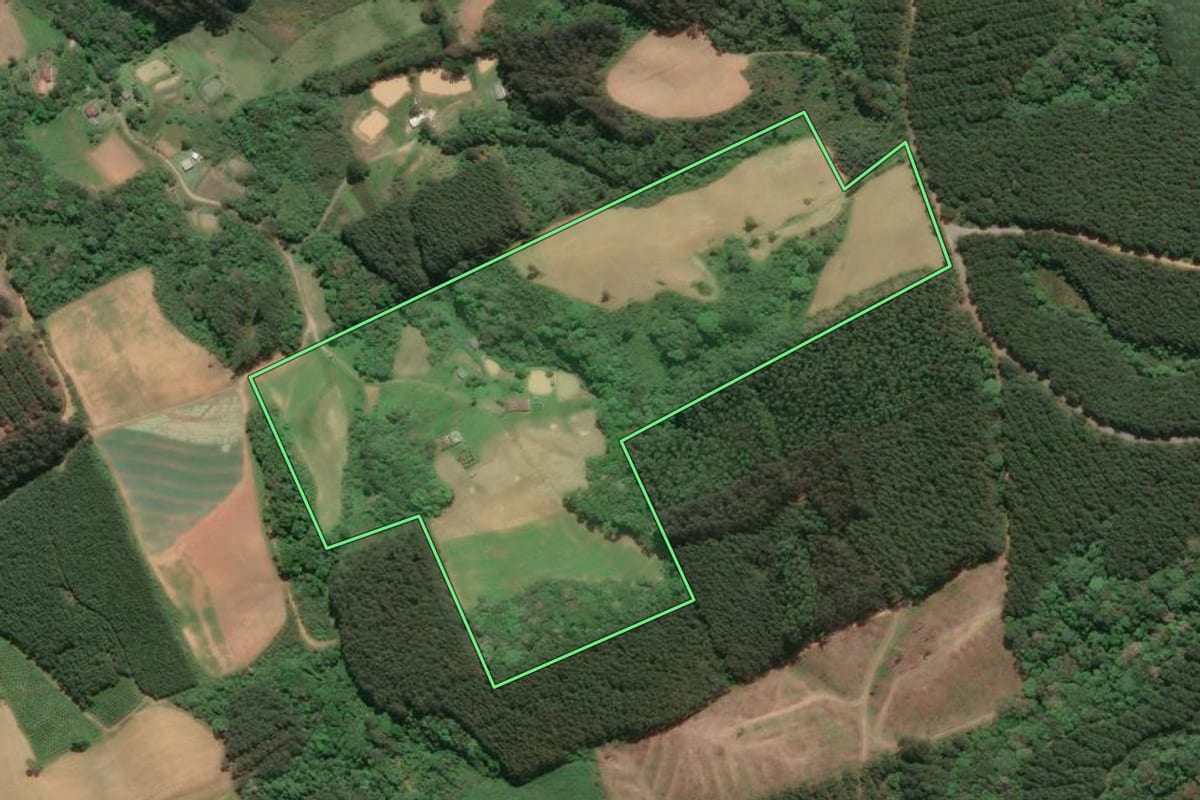 Imagem de satélite do imóvel rural em Agudos do Sul (PR), com o contorno declarado no CAR desenhado por cima.