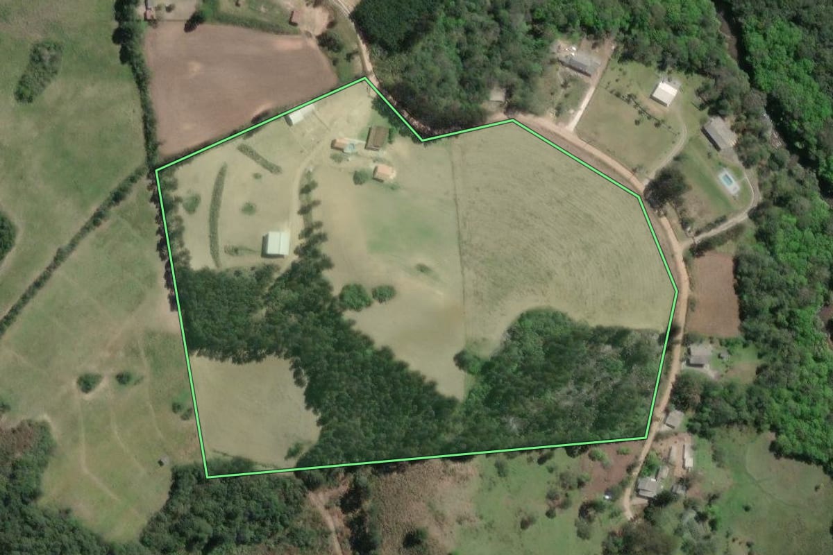 Imagem de satélite do imóvel rural em Agudos do Sul (PR), com o contorno declarado no CAR desenhado por cima.
