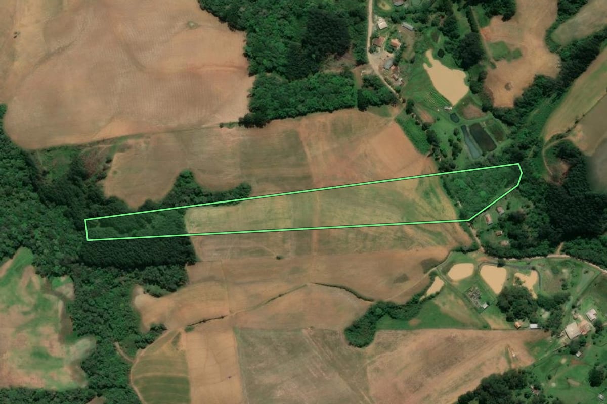 Imagem de satélite do imóvel rural em Agudos do Sul (PR), com o contorno declarado no CAR desenhado por cima.