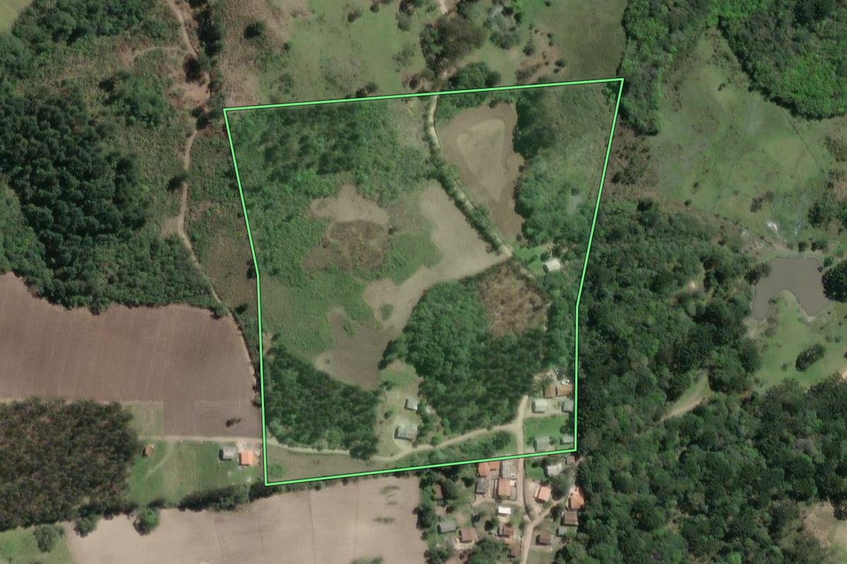 Imagem de satélite do imóvel rural em Agudos do Sul (PR), com o contorno declarado no CAR desenhado por cima.