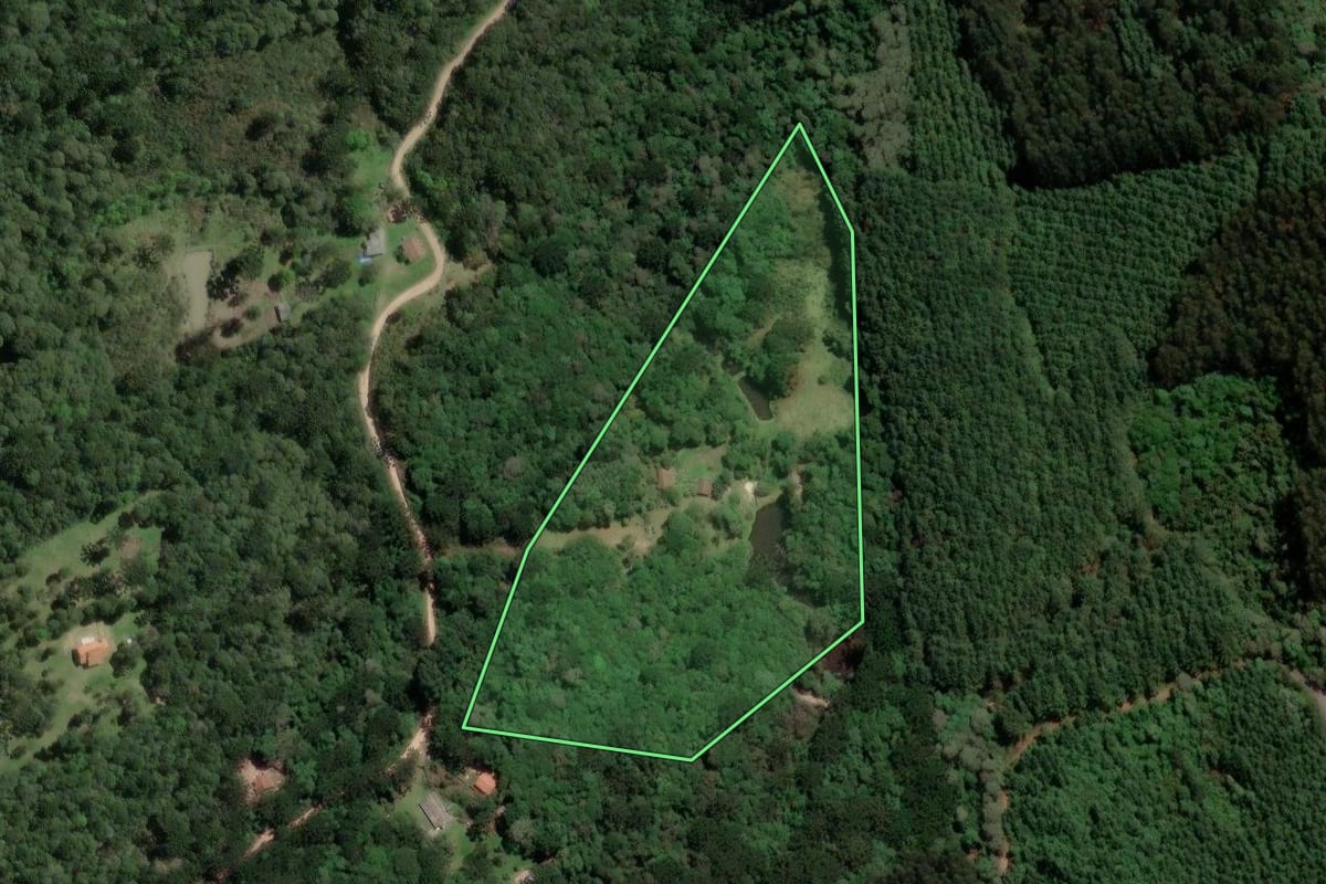 Imagem de satélite do imóvel rural em Agudos do Sul (PR), com o contorno declarado no CAR desenhado por cima.