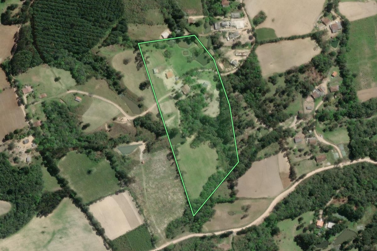 Imagem de satélite do imóvel rural em Agudos do Sul (PR), com o contorno declarado no CAR desenhado por cima.