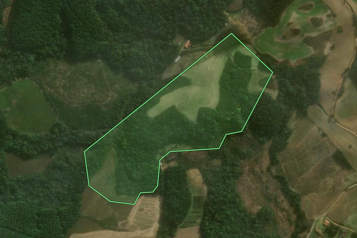 Imagem de satélite do imóvel rural em Agudos do Sul (PR), com o contorno declarado no CAR desenhado por cima.