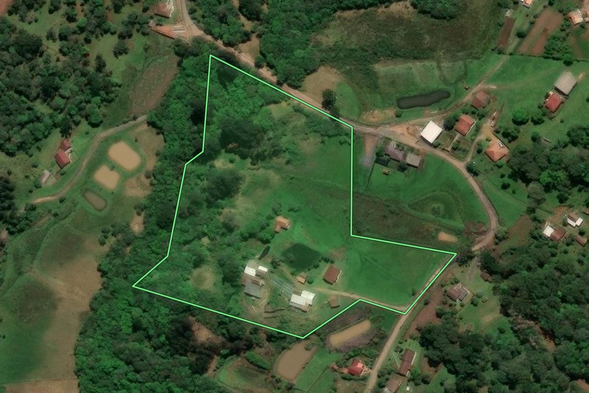 Imagem de satélite do imóvel rural em Agudos do Sul (PR), com o contorno declarado no CAR desenhado por cima.