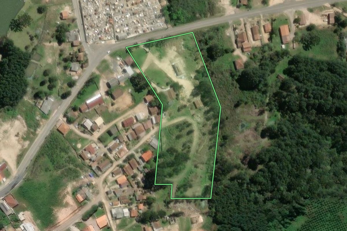 Imagem de satélite do imóvel rural em Agudos do Sul (PR), com o contorno declarado no CAR desenhado por cima.