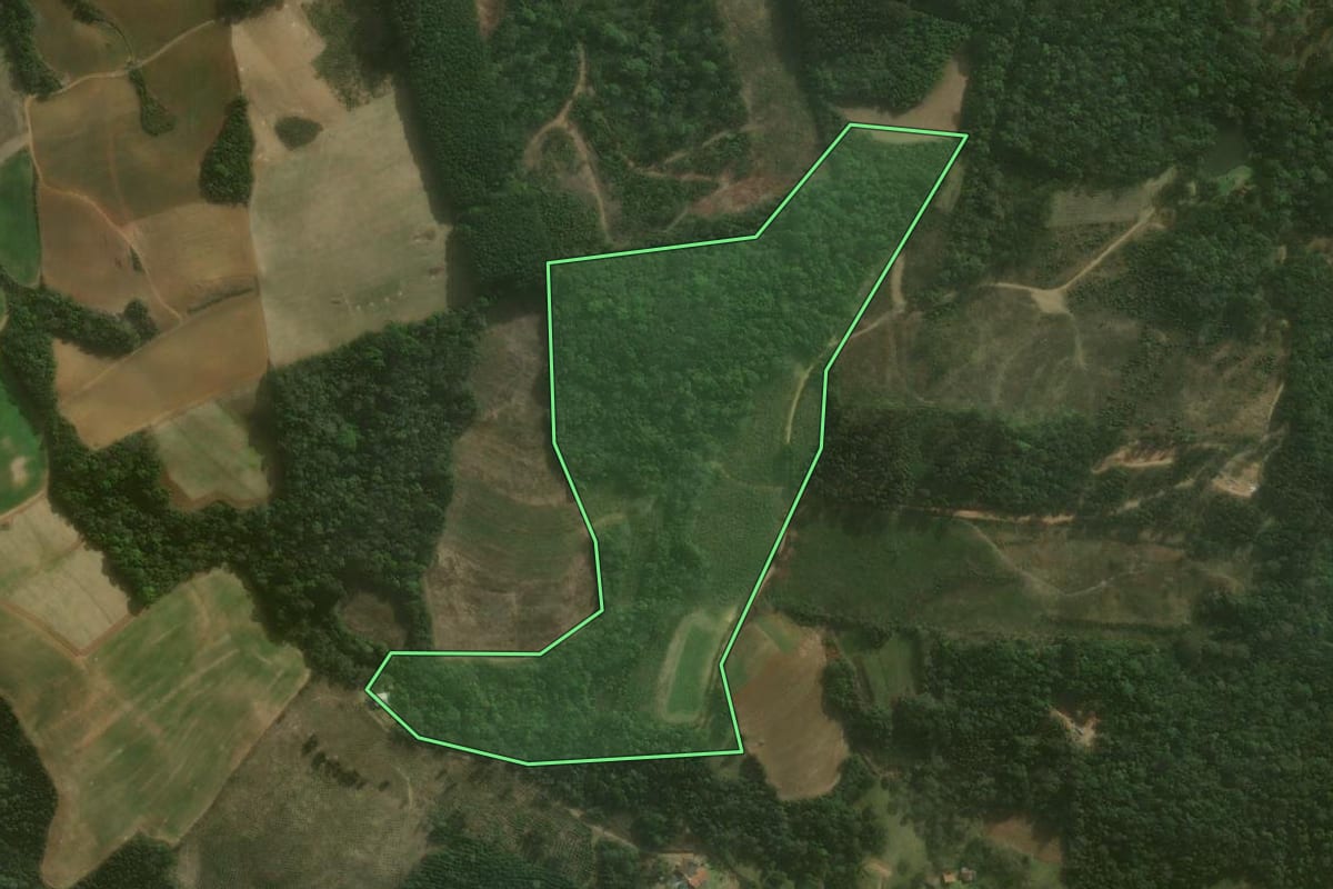 Imagem de satélite do imóvel rural em Agudos do Sul (PR), com o contorno declarado no CAR desenhado por cima.